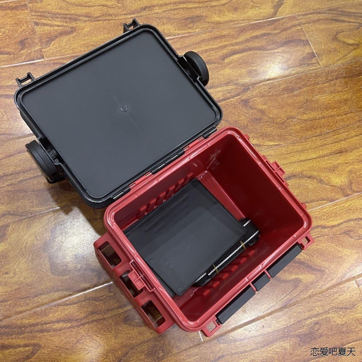 A suitcase-Luya fishing tank with multi-purpose fishing gear box with a man-on-a-cup cupboard